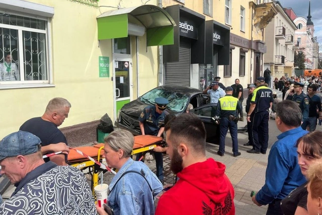 В России водитель легковушки снес остановку общественного транспорта, много пострадавших - ВИДЕО